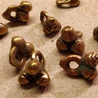 9 stk. gamle finurlige messing perler, fra Afrika.